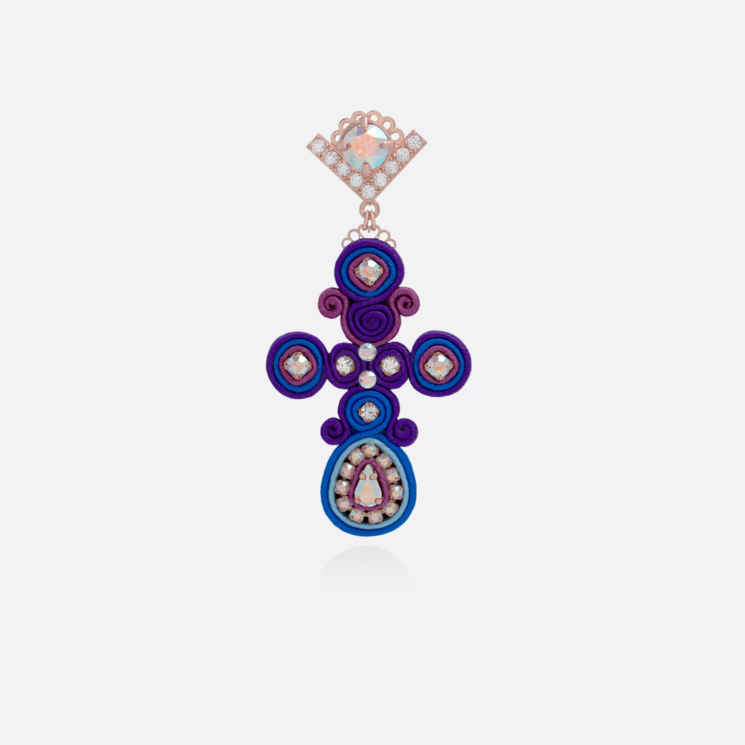 Orecchino a forma di croce piccola in bronzo placcato oro, passamaneria di seta viola e blu cristalli swarowksi e zirconi colorati